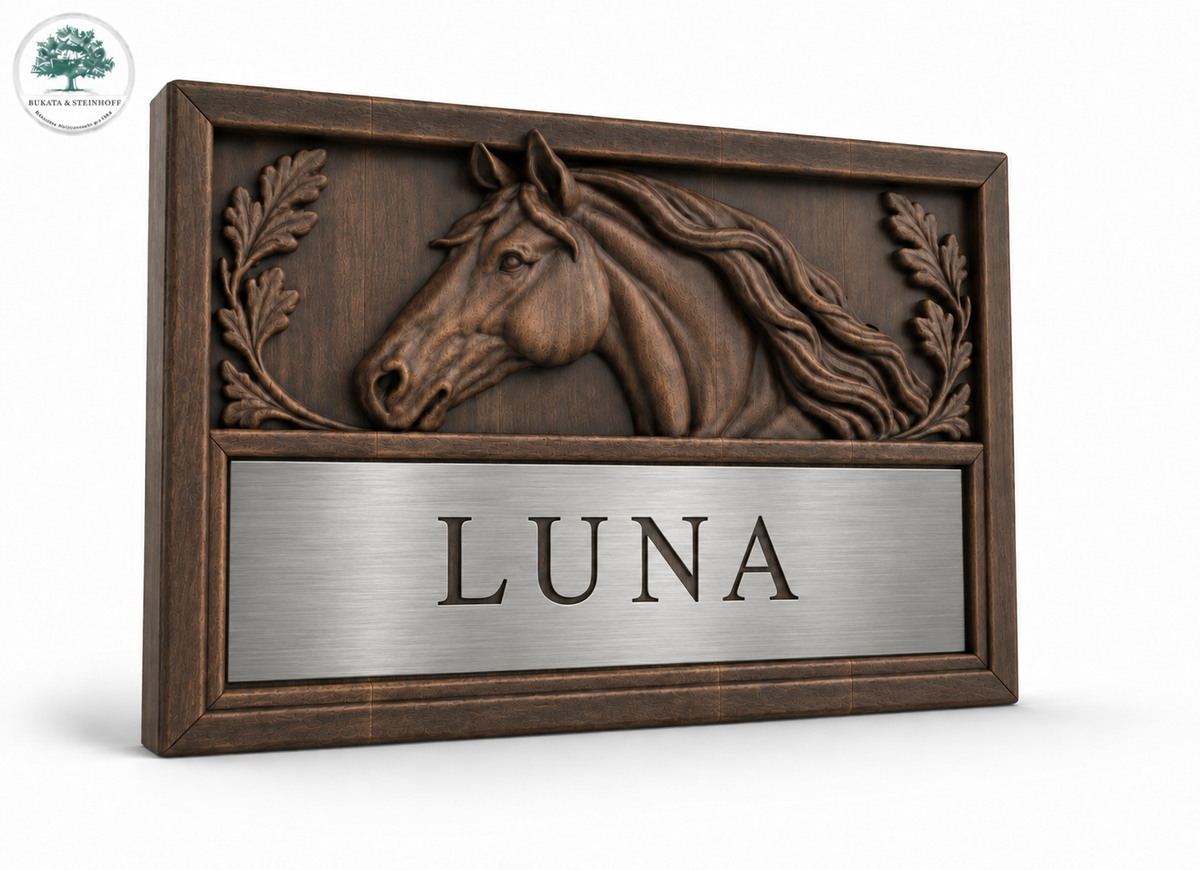 Personalisiertes Pferdestallschild aus Holz mit Pferdenamen